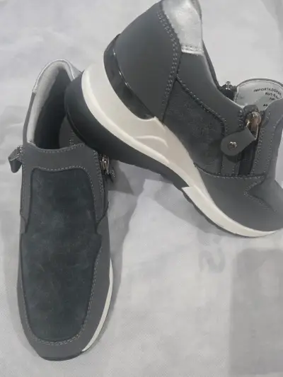 Zapatillas deportivas gris oscuro con cierre lateral - miniatura 1