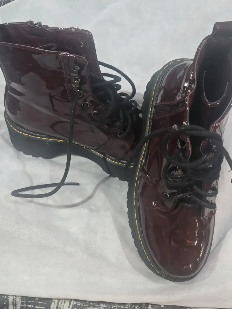 Botas de charol burdeos con cordones