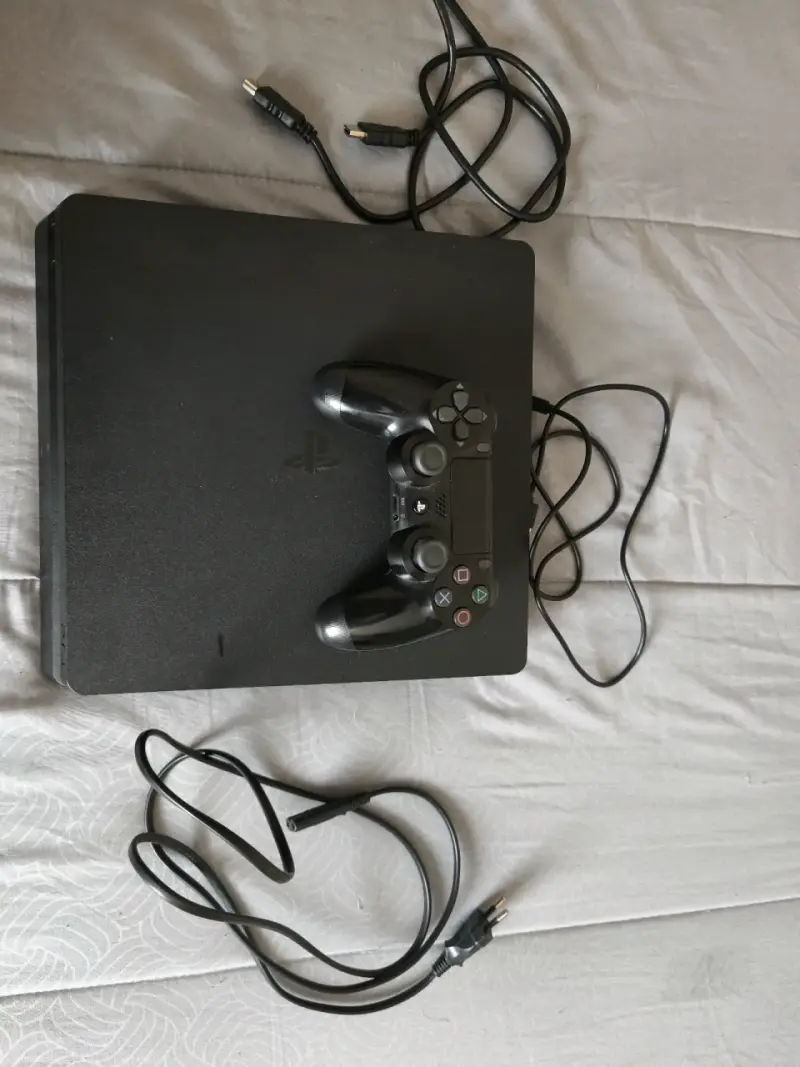 Consola PlayStation 4 con control y juegos - 1