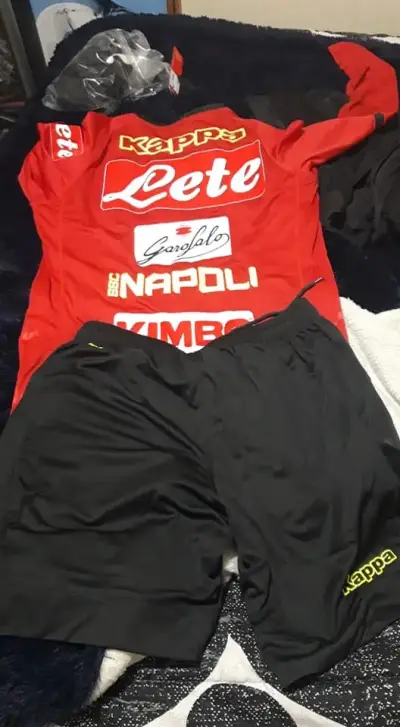 Conjunto deportivo Napoli Kappa rojo y negro napol - miniatura 2