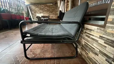 Sofá cama plegable de metal negro - miniatura 1