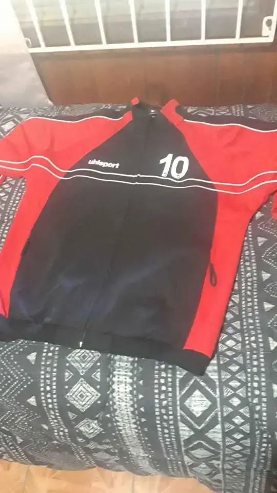 Chaqueta deportiva Uhlsport roja y negra - 1