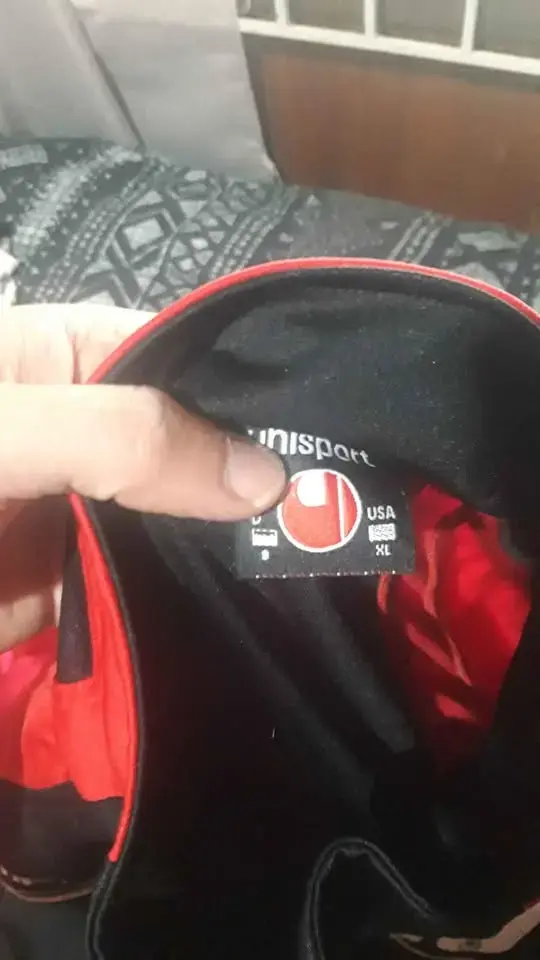 Chaqueta deportiva Uhlsport roja y negra - 2