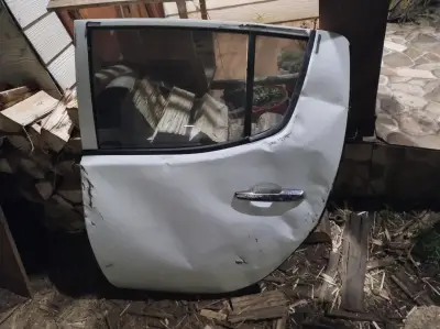 Puerta trasera de camioneta Mitsubishi L200 2013 - miniatura 1