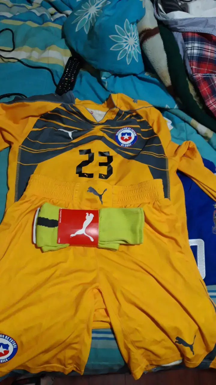 Conjunto de fútbol Puma Chile amarillo con número 23 - 1