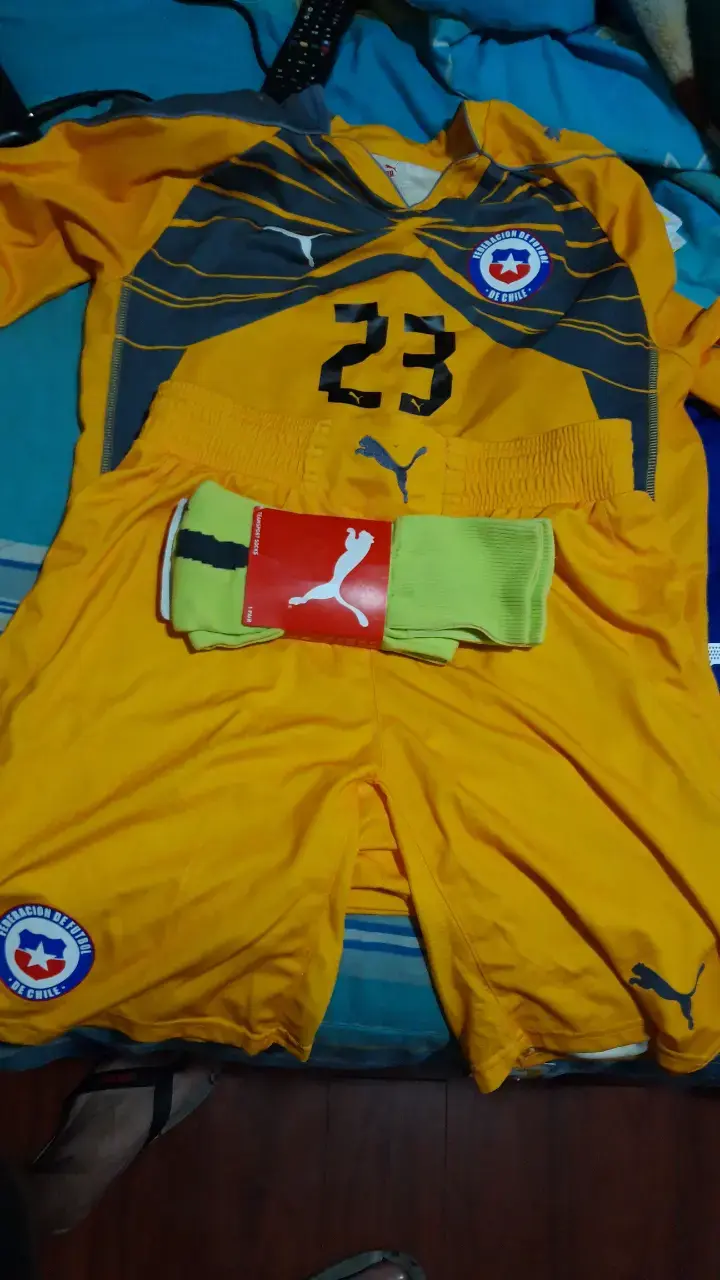 Conjunto de fútbol Puma Chile amarillo con número 23 - 2