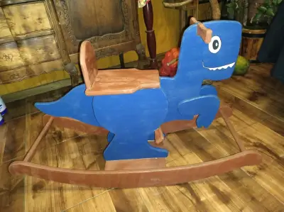 Caballito balancín de madera en forma de dinosaurio - miniatura 1