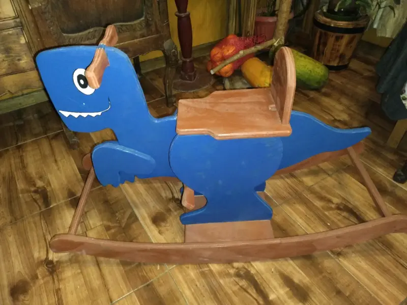 Caballito balancín de madera en forma de dinosaurio - 2