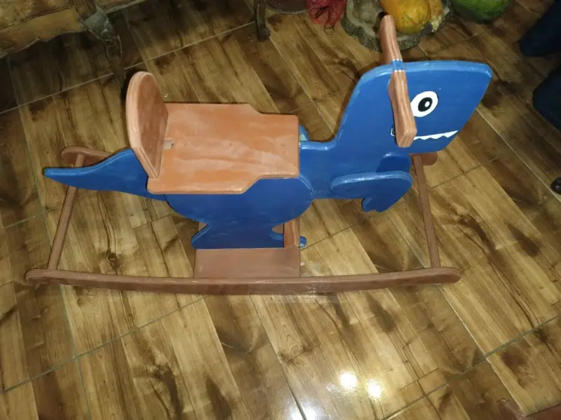 Caballito balancín de madera en forma de dinosaurio - 3