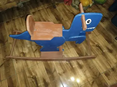 Caballito balancín de madera en forma de dinosaurio - miniatura 3