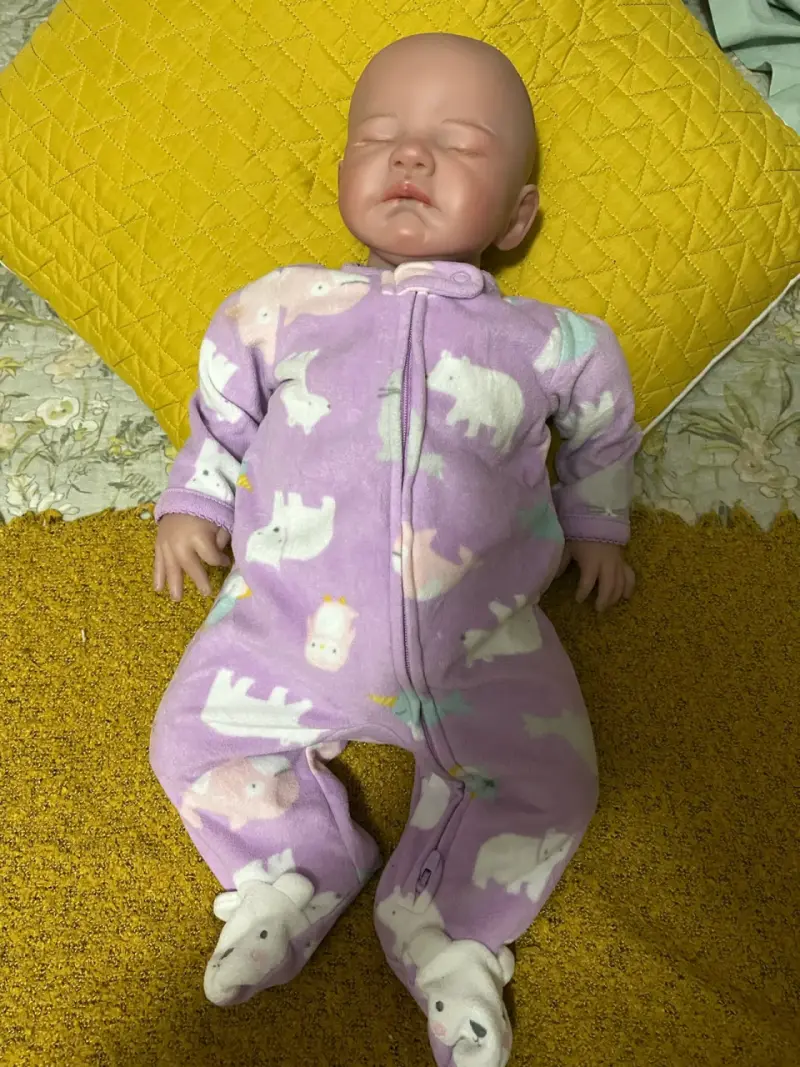 Muñeca Reborn Realista con Pijama Morado - 1