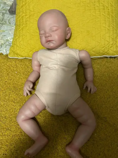 Muñeca Reborn Realista con Pijama Morado - miniatura 2