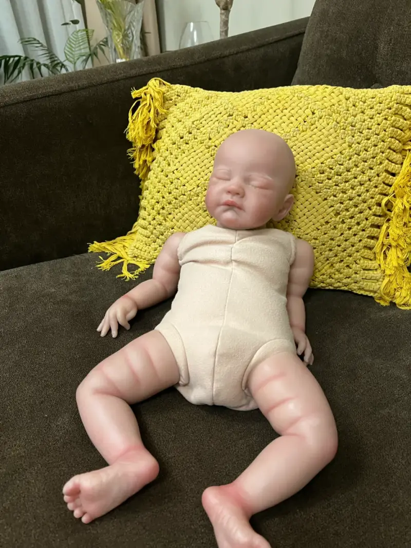 Muñeca Reborn Realista con Pijama Morado - 4
