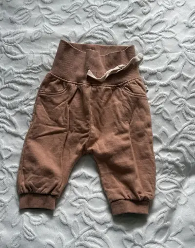 Pantalones de bebé color marrón suave - miniatura 1