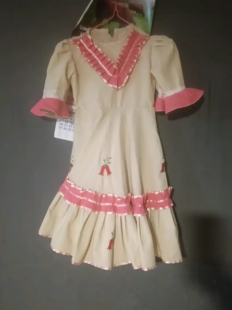 Vestido infantil beige con volantes rosados - 1