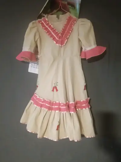 Vestido infantil beige con volantes rosados - miniatura 1
