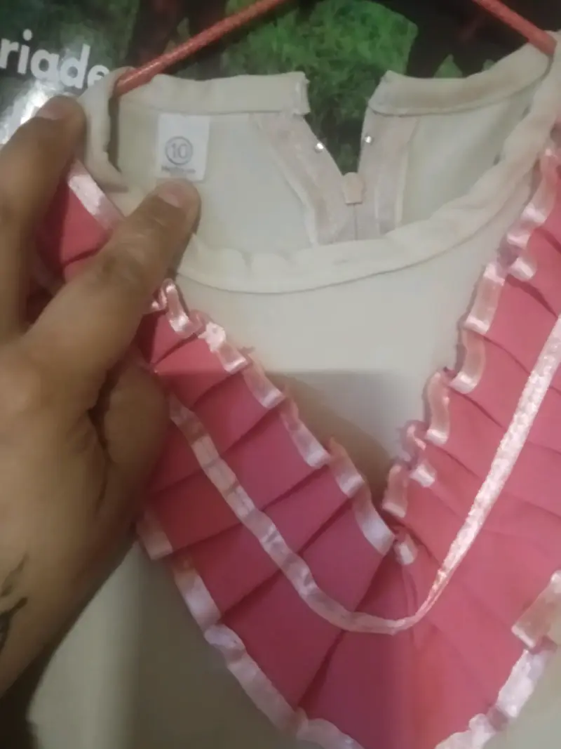 Vestido infantil beige con volantes rosados - 2