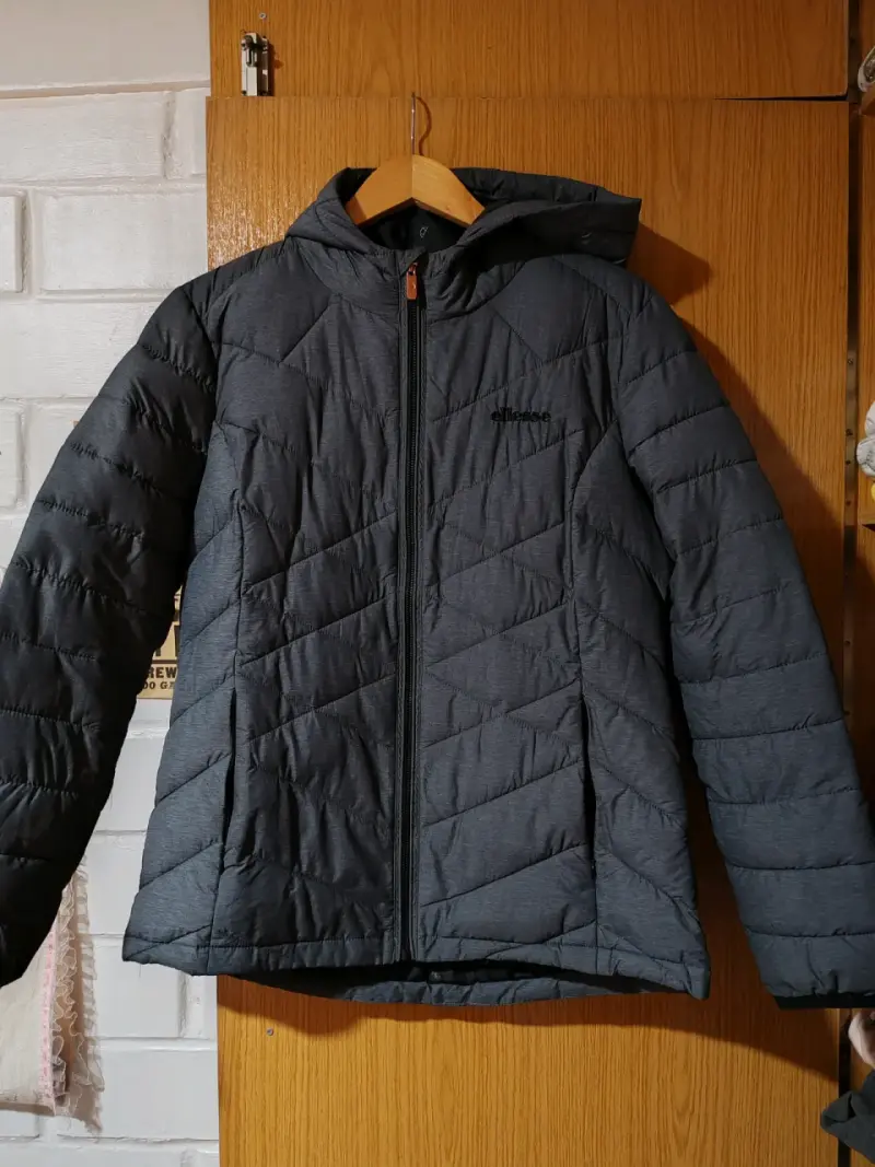 Chaqueta acolchada gris Ellesse con capucha - 1