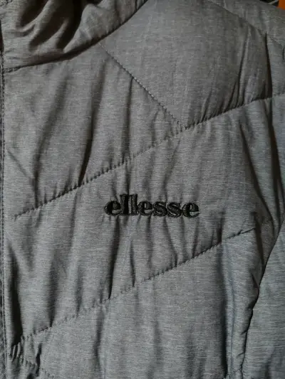 Chaqueta acolchada gris Ellesse con capucha - miniatura 2