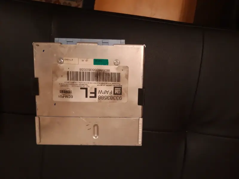 Módulo de control automotriz GM 93383368 usado - 2