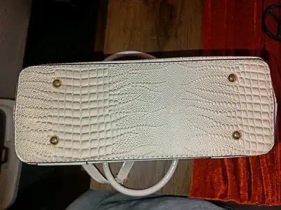 Cartera de mano beige con textura de cocodrilo - miniatura 1