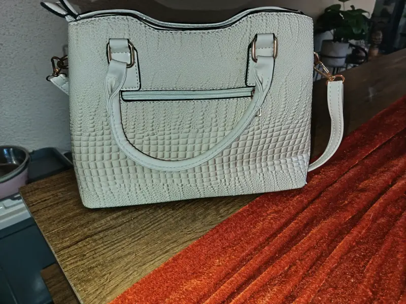 Cartera de mano beige con textura de cocodrilo - 3