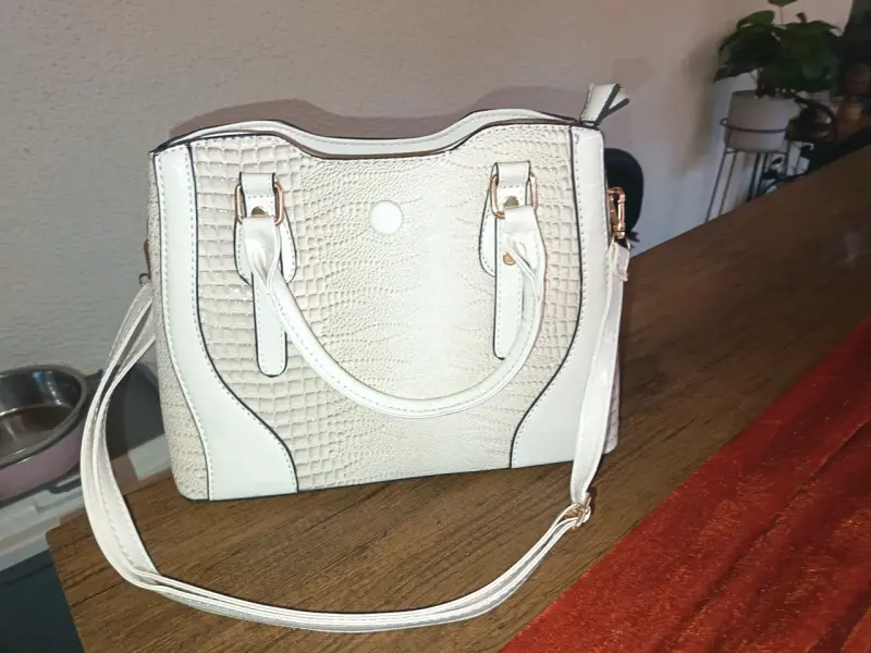 Cartera de mano beige con textura de cocodrilo - 4