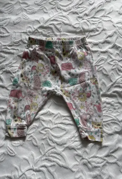 Pantalones de bebé con estampado de animales - miniatura 1