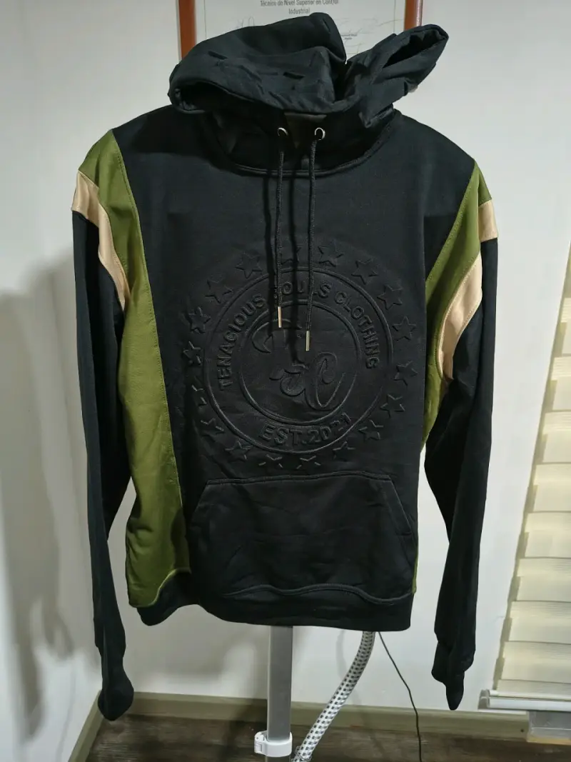 Polerón con capucha negro y verde estilo casual