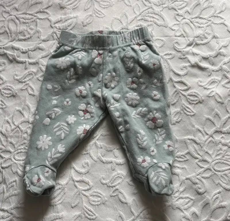 Pantalones de bebé con diseño floral verde - 1