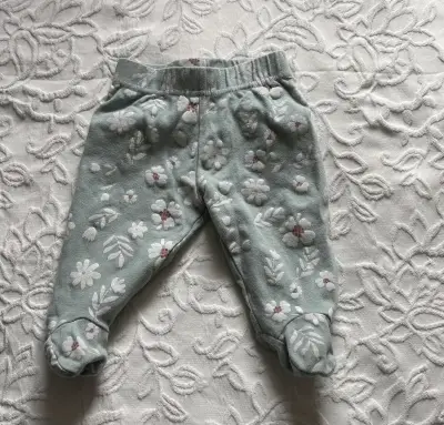 Pantalones de bebé con diseño floral verde - miniatura 1