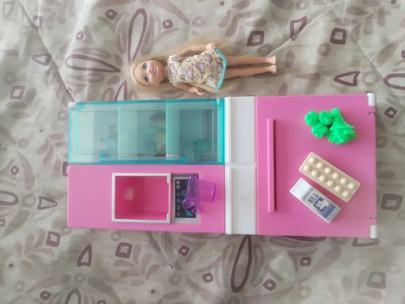 Set de cocina de juguete con muñeca