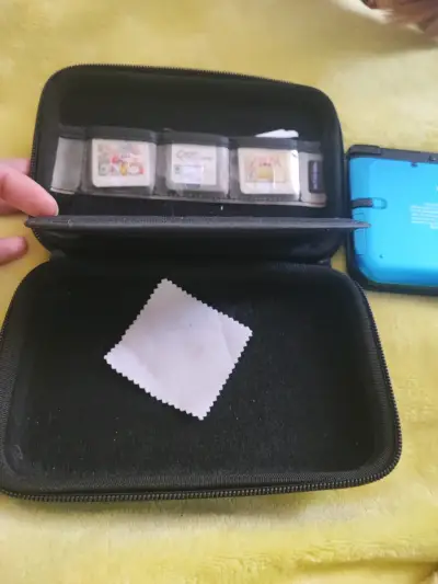Nintendo 3DS XL azul con juegos y accesorios - miniatura 2
