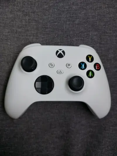 Control inalámbrico Xbox blanco en buen estado - miniatura 1