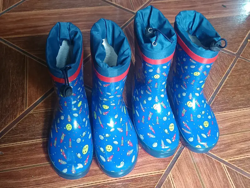 Botas impermeables para niños con diseño espacial