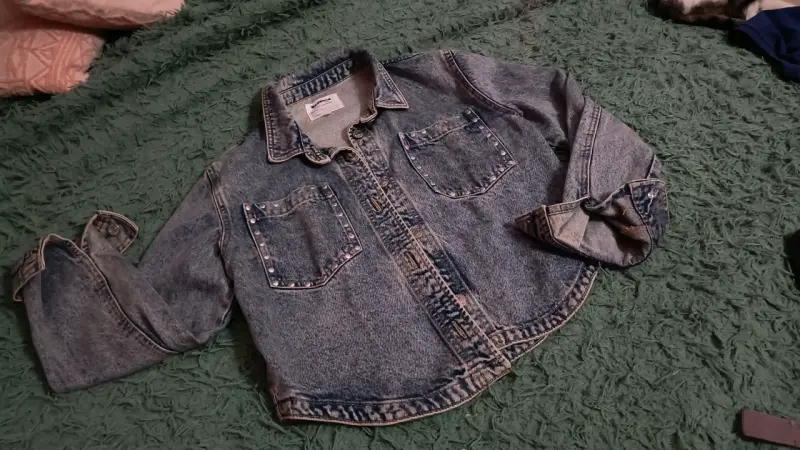 Chaqueta de mezclilla con tachas para mujer - 1