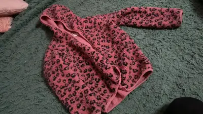 Chaqueta de mezclilla con tachas para mujer - miniatura 2