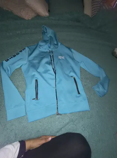Chaqueta de mezclilla con tachas para mujer - miniatura 4