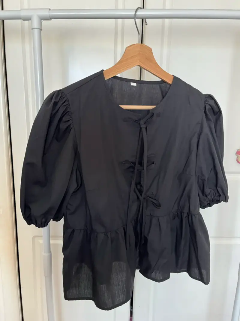 Blusa negra con mangas abullonadas