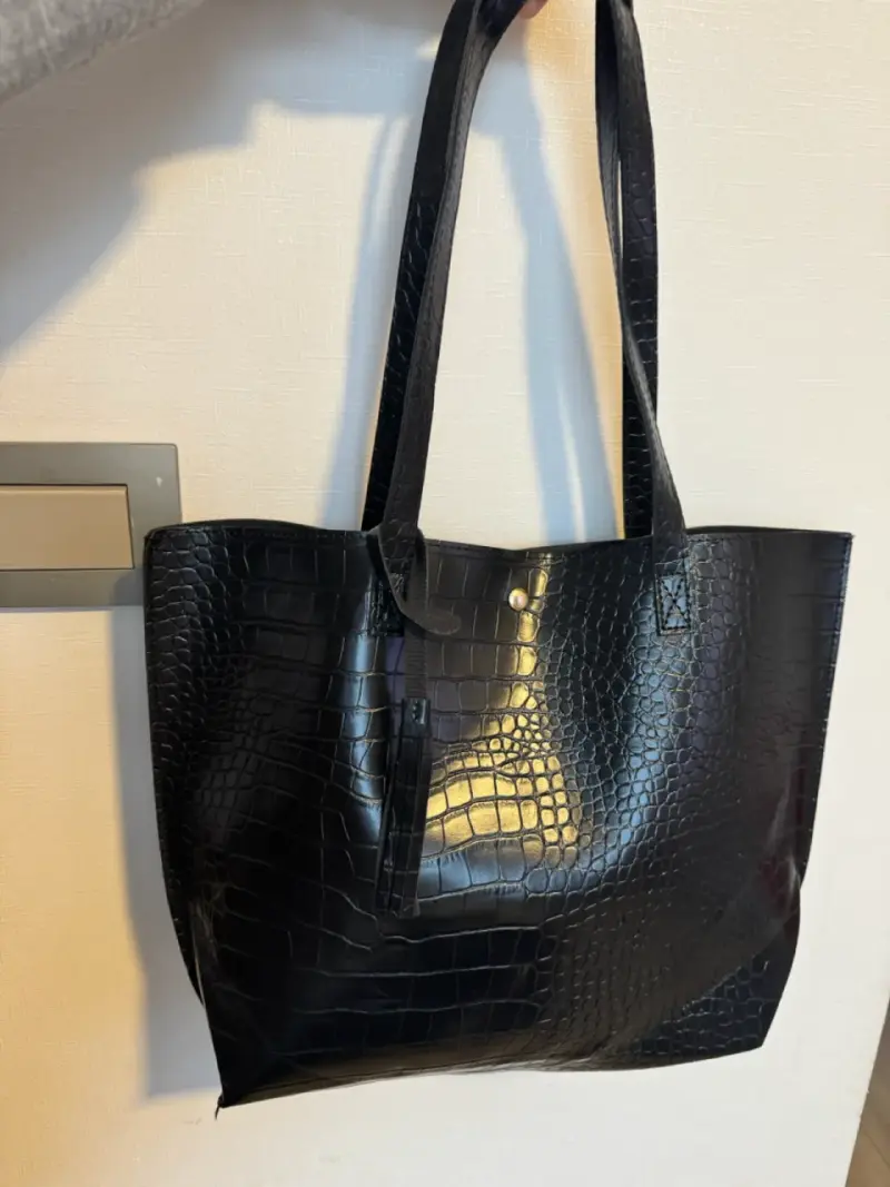 Bolso tote negro sintético con textura - 1