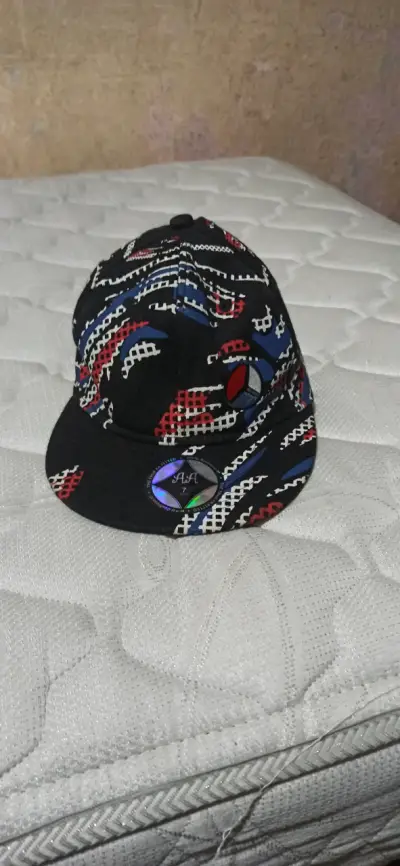 Gorra estilo urbano con diseño colorido - miniatura 1