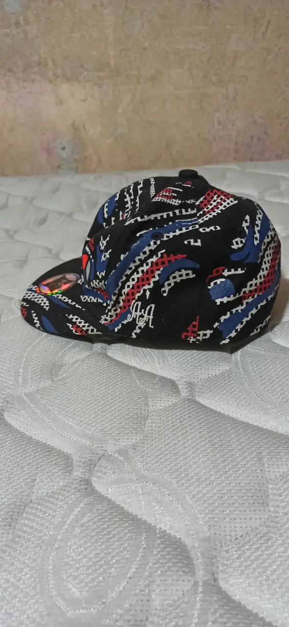 Gorra estilo urbano con diseño colorido - 2