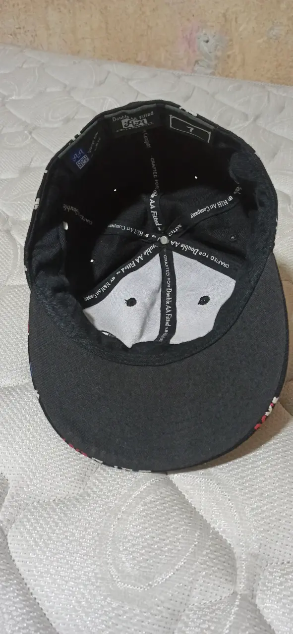 Gorra estilo urbano con diseño colorido - 3