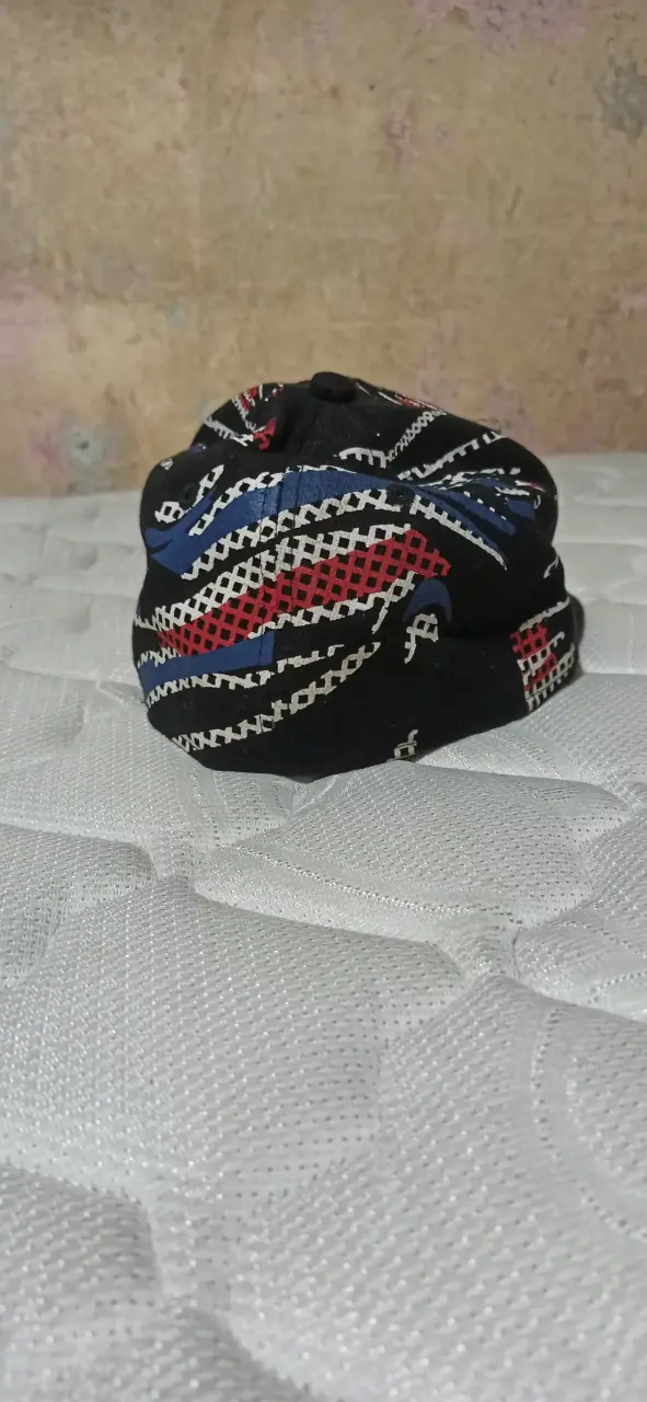 Gorra estilo urbano con diseño colorido - 4