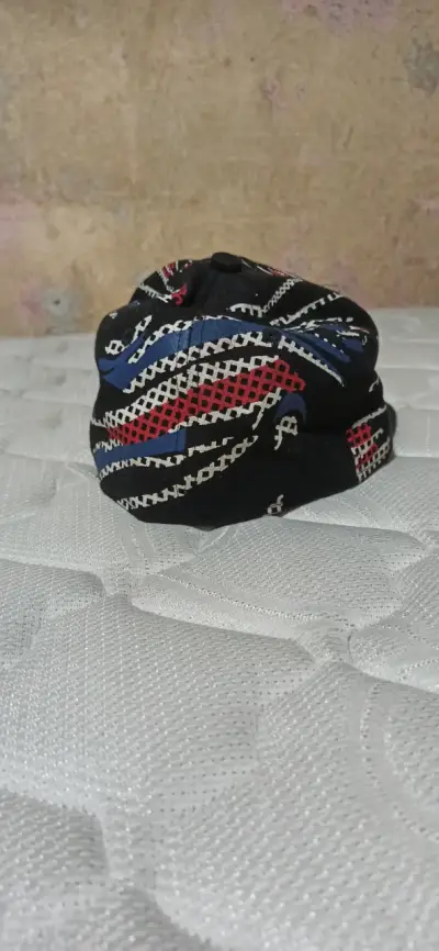 Gorra estilo urbano con diseño colorido - miniatura 4