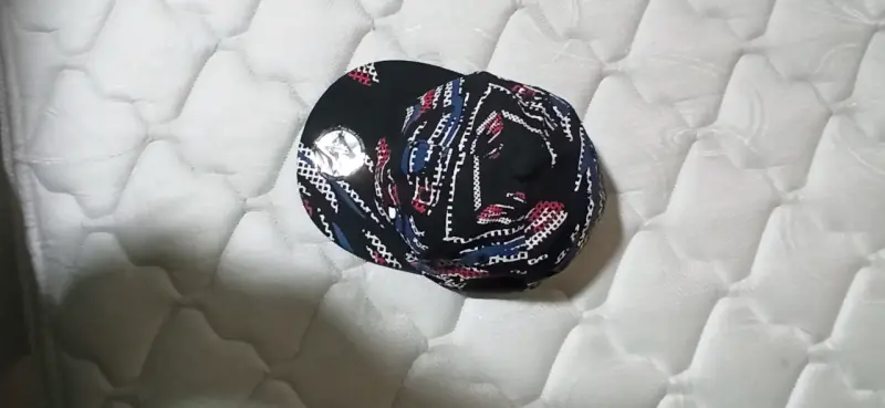 Gorra estilo urbano con diseño colorido - 5