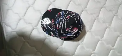 Gorra estilo urbano con diseño colorido - miniatura 5