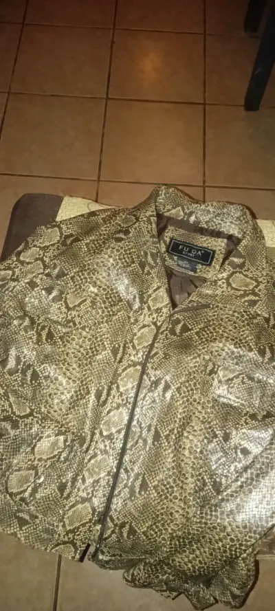 Chaqueta de cuero sintético con diseño de serpiente - miniatura 1
