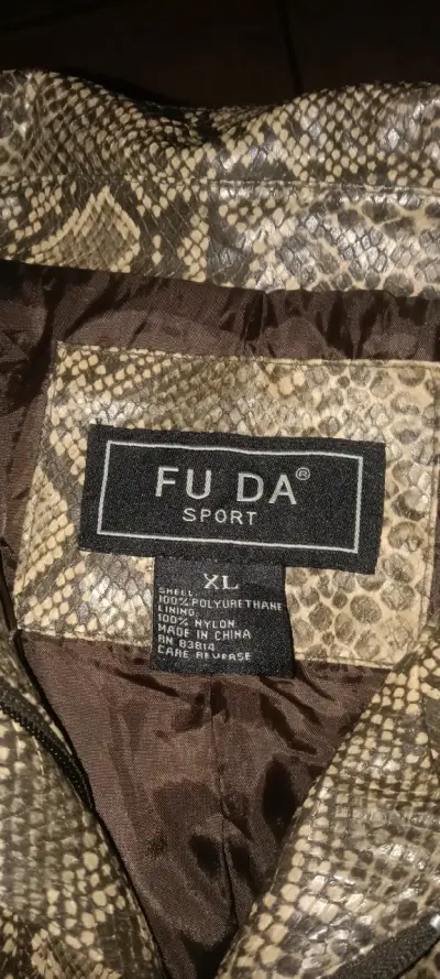 Chaqueta de cuero sintético con diseño de serpiente - miniatura 2