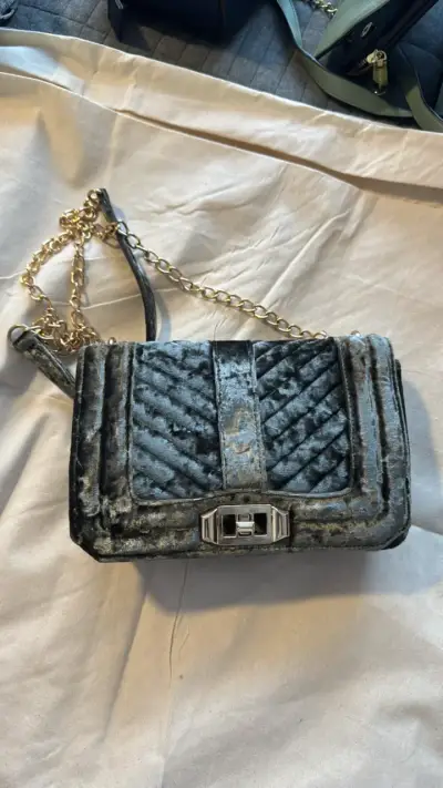 Cartera de terciopelo con cadena dorada - miniatura 1
